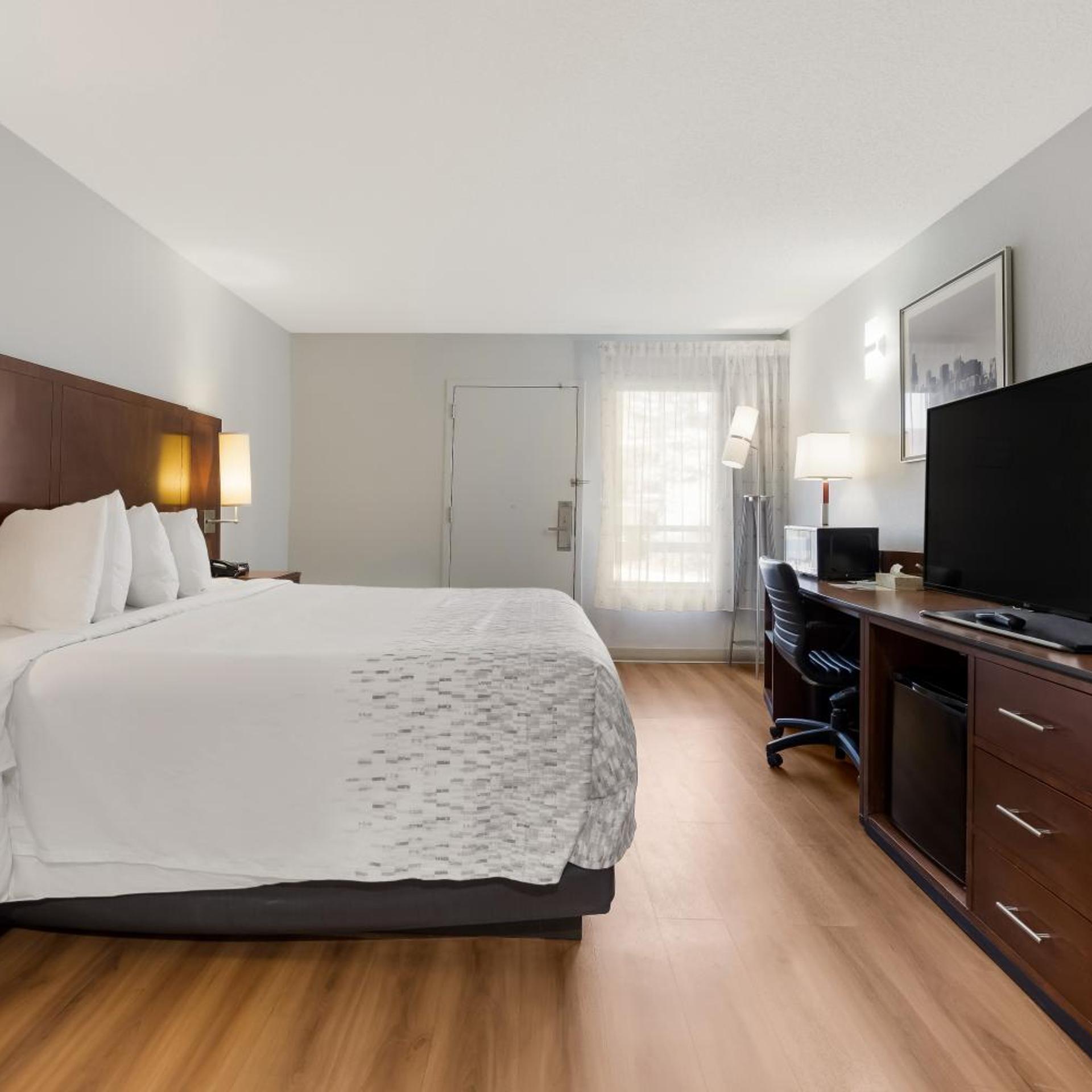 Room, King Bed, Exterior Entrance