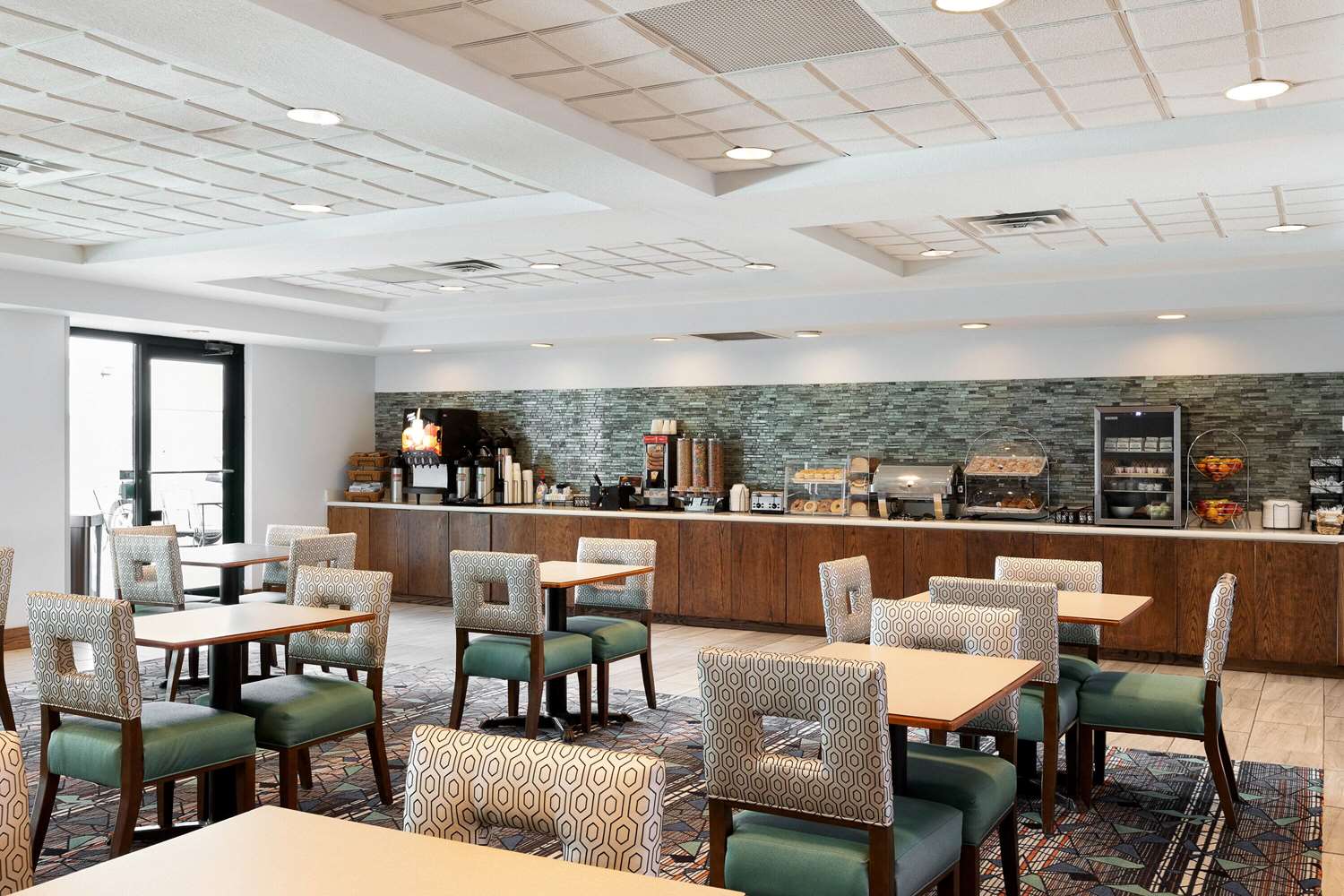 La Quinta Inn & Suites by Wyndham Omaha Airport Downtown 16/25