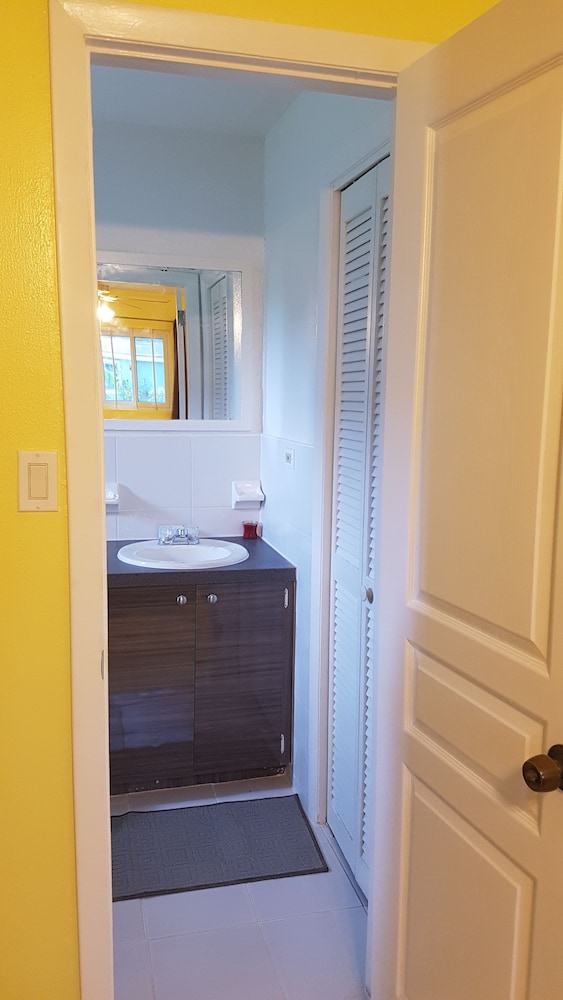 Bahama Breeze Apartments 12/13