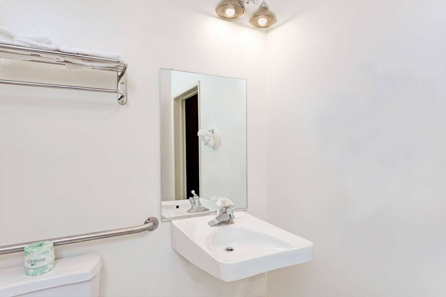 Travelodge By Wyndham Pasadena Central 3/6