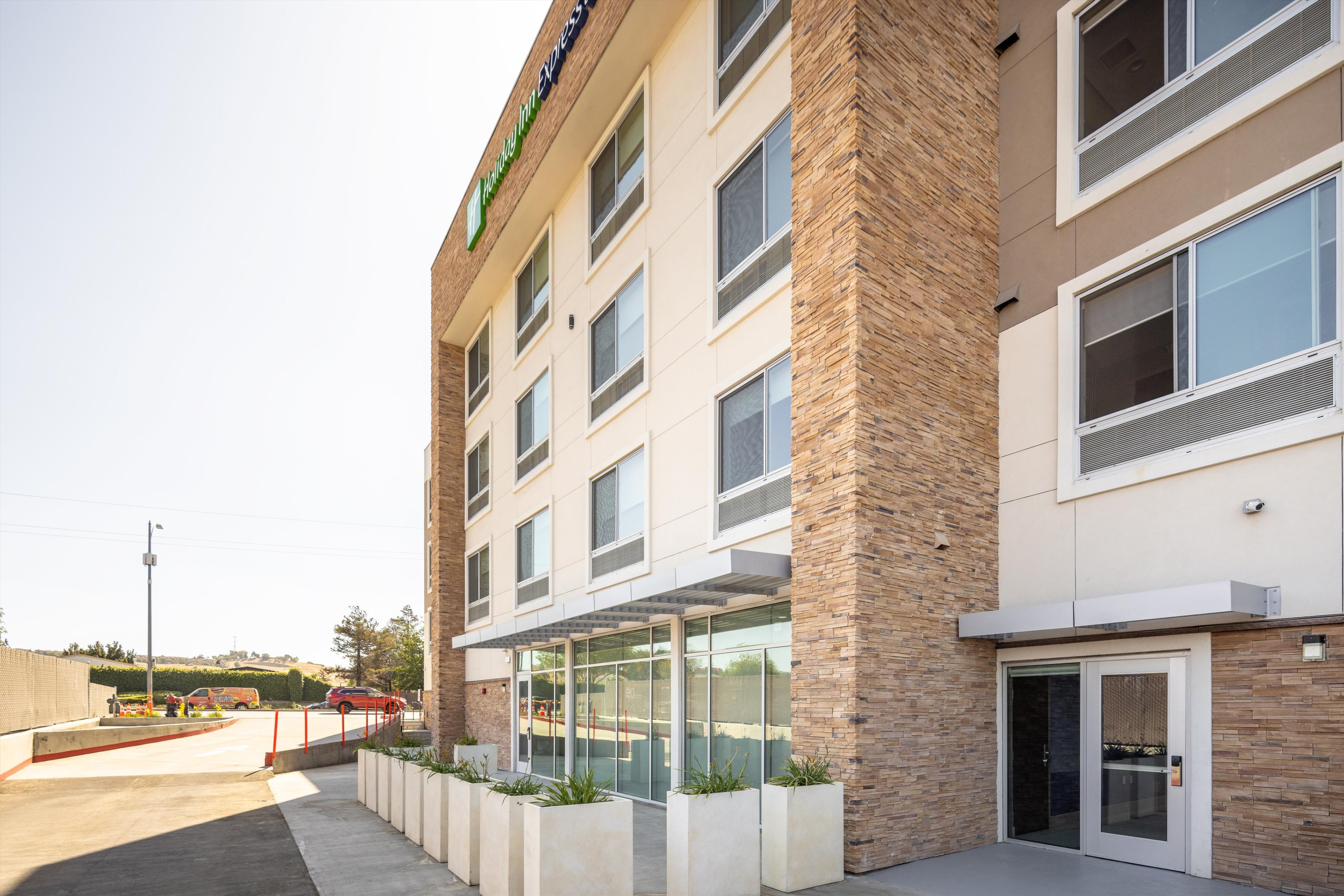 HOLIDAY INN EXPRESS AND SUITES SAN JOSE SILICON VALLEY 10/64