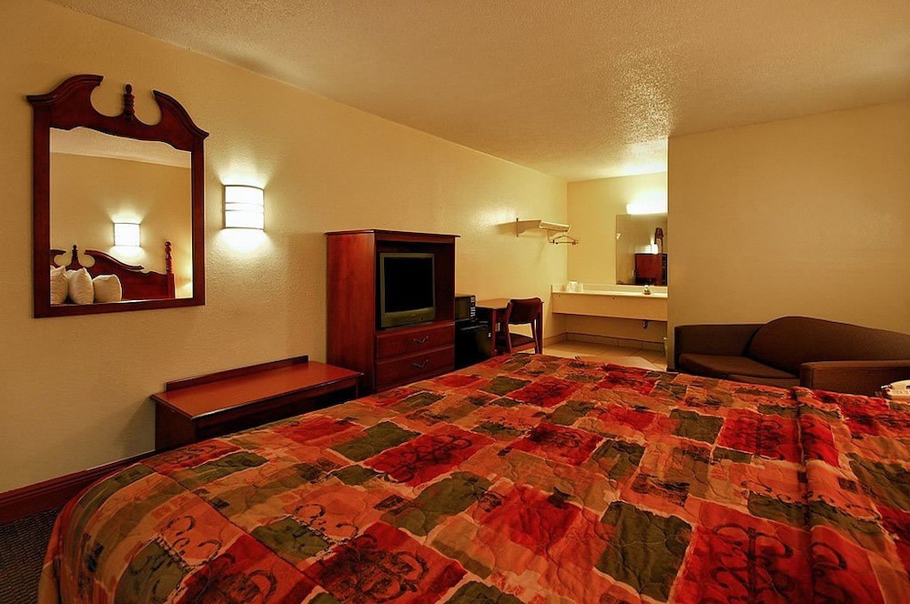 Super 6 Inn & Suites 24/40