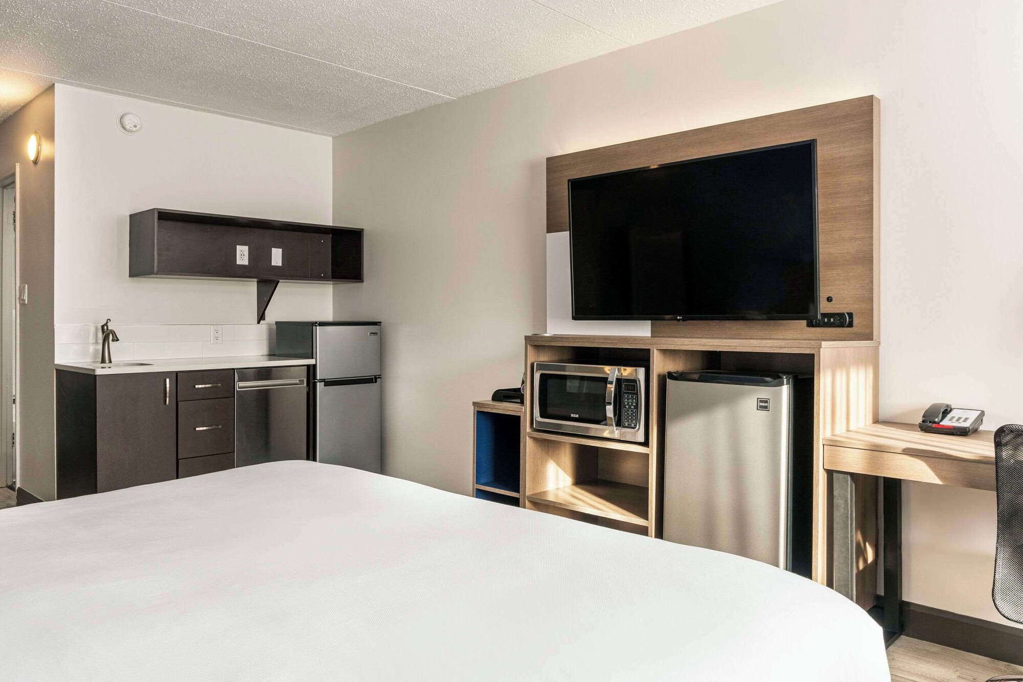 Upgrade, Efficiency, King Bed، Comfort Suites Kingston Central 2/3