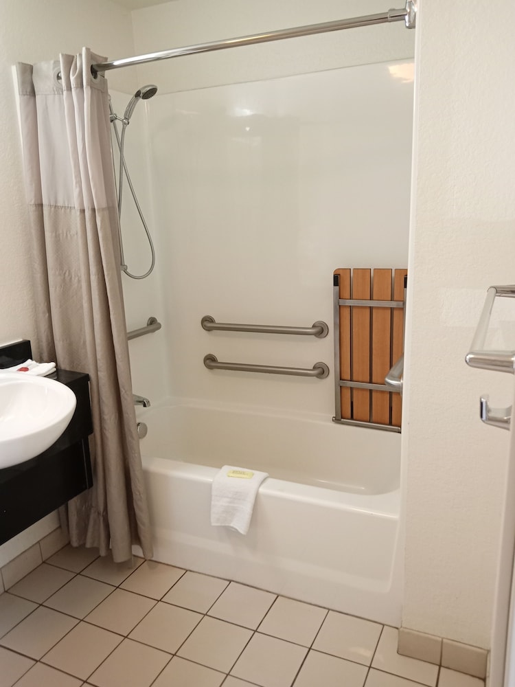 Travelodge by Wyndham Brattleboro VT 9/25