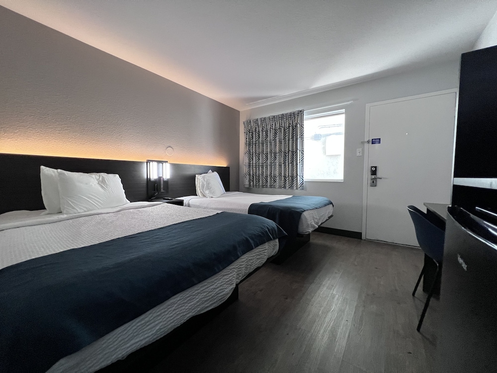 Motel6 Bakersfield, CA - South 13/54
