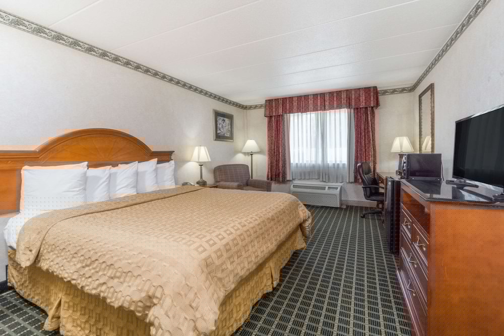 Days Inn by Wyndham Columbus East Airport 8/22