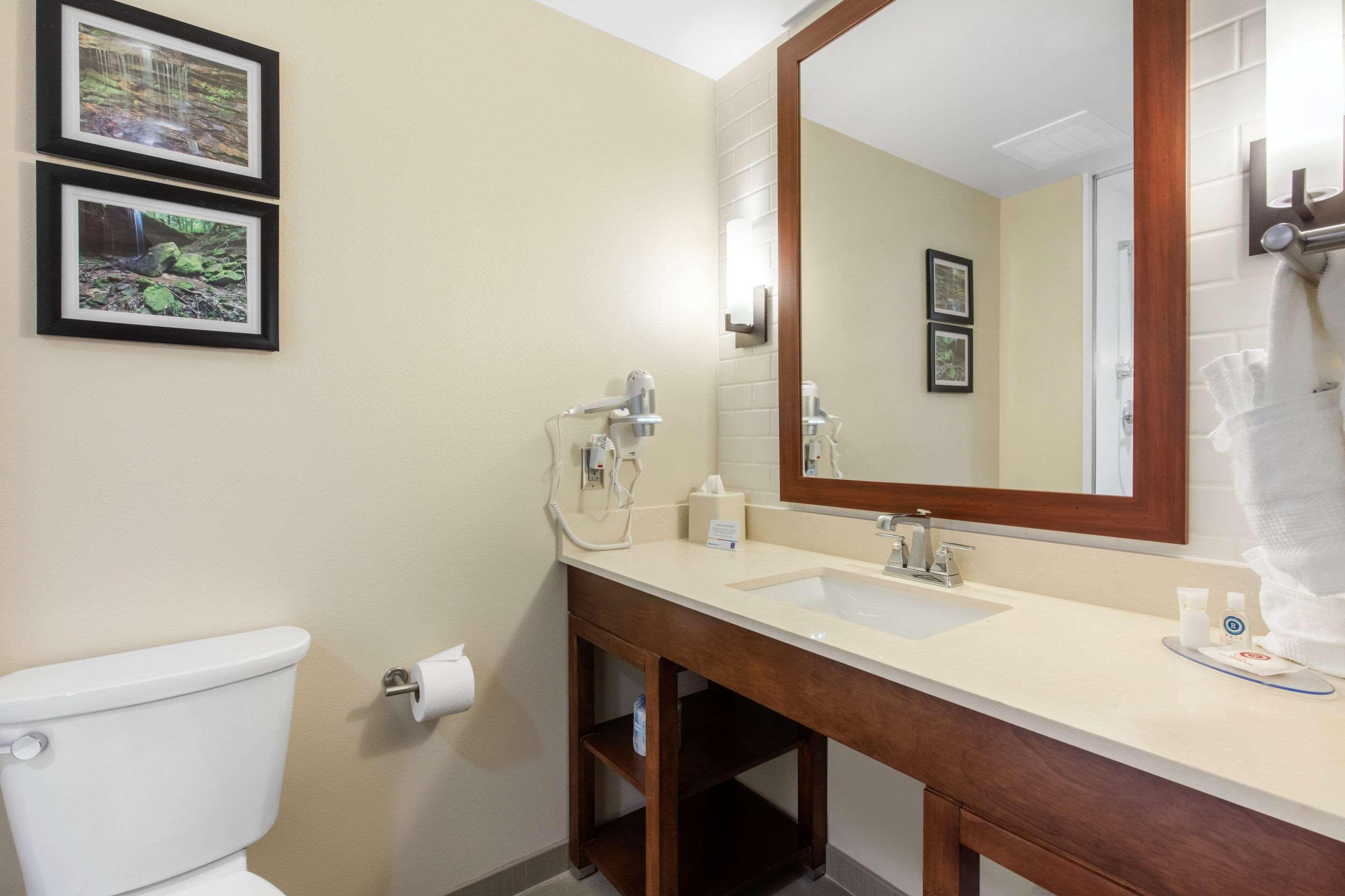 غرفة بسرير كينج، Comfort Inn & Suites At Crossplex Village 6/9