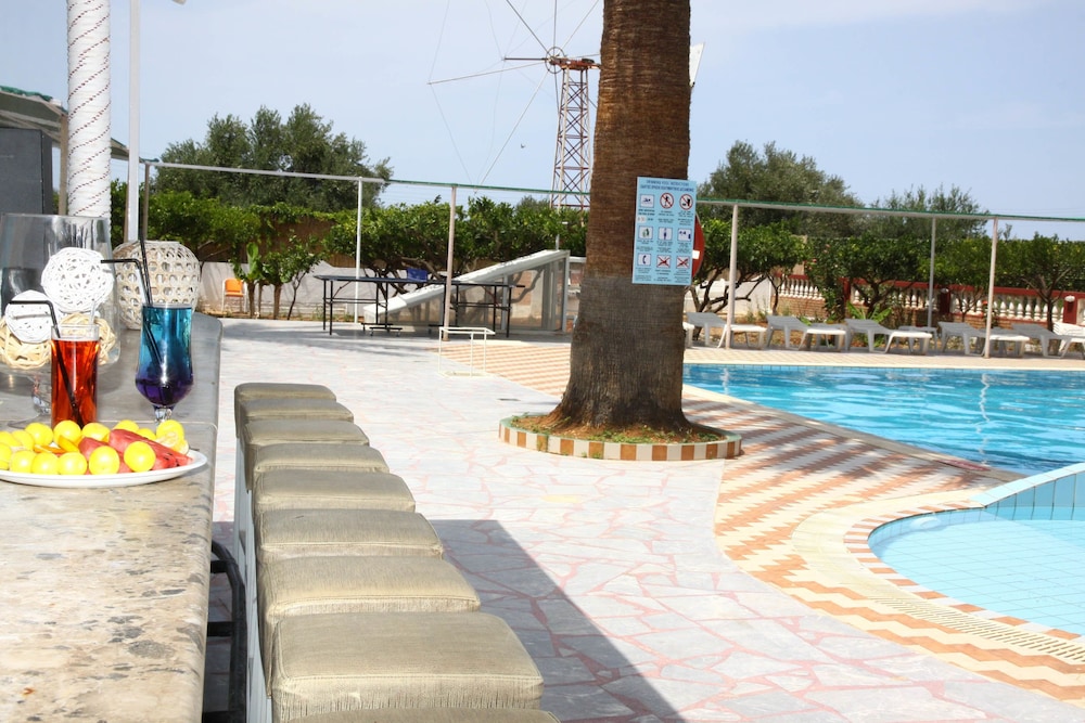 Triton Garden Hotel 41/49