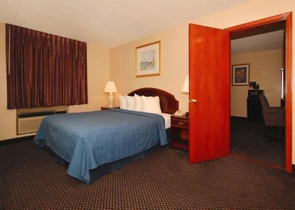 Econo Lodge Inn & Suites Waterloo Downtown 10/30