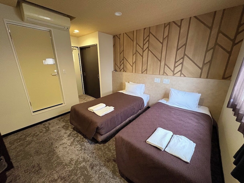 ROOM, TWIN BEDS