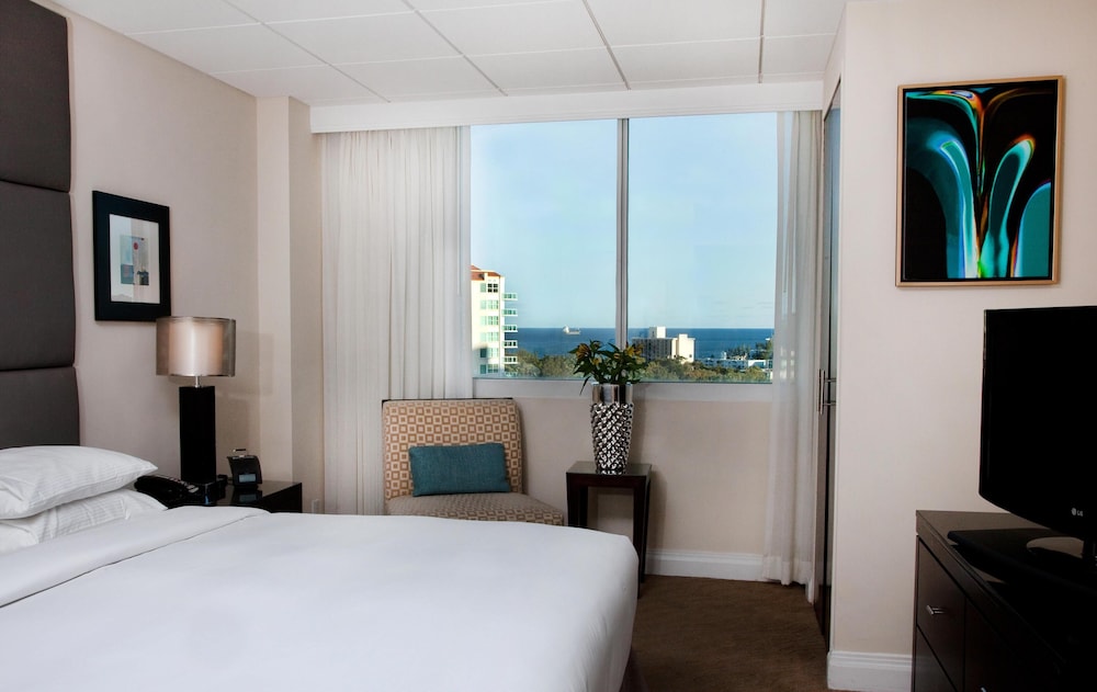 Suite, Queen Bed, Intracoastal View