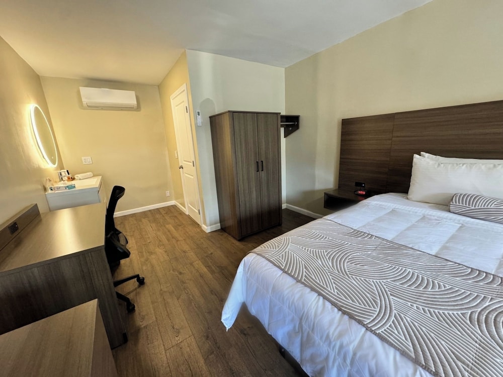 SIGNATURE, KING BED