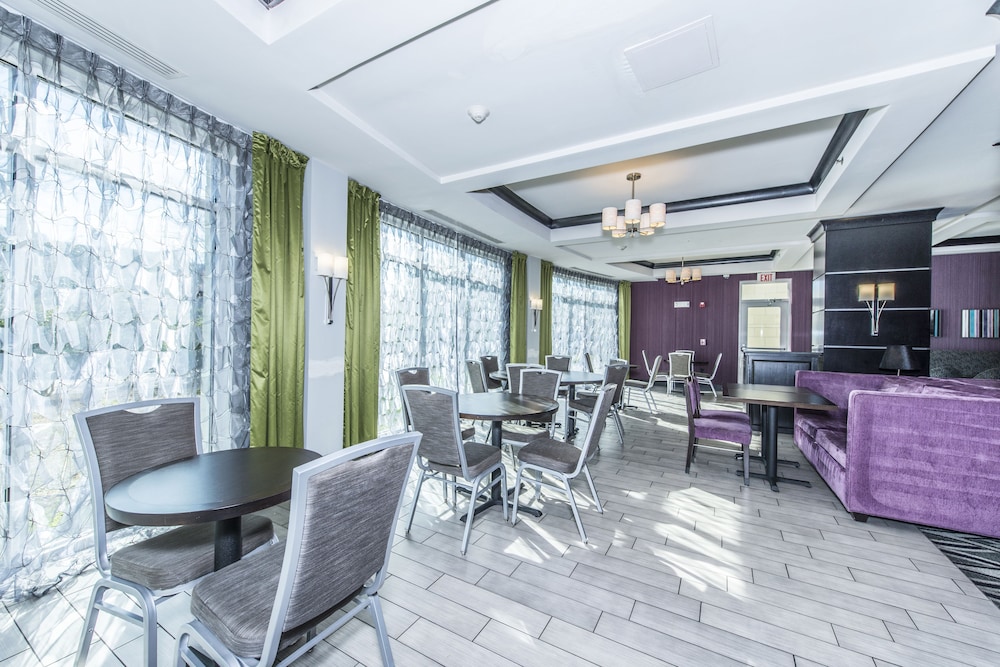 Holiday Inn Express Hotel And Suites Charleston Arpt Conv Ctr Area 53/67