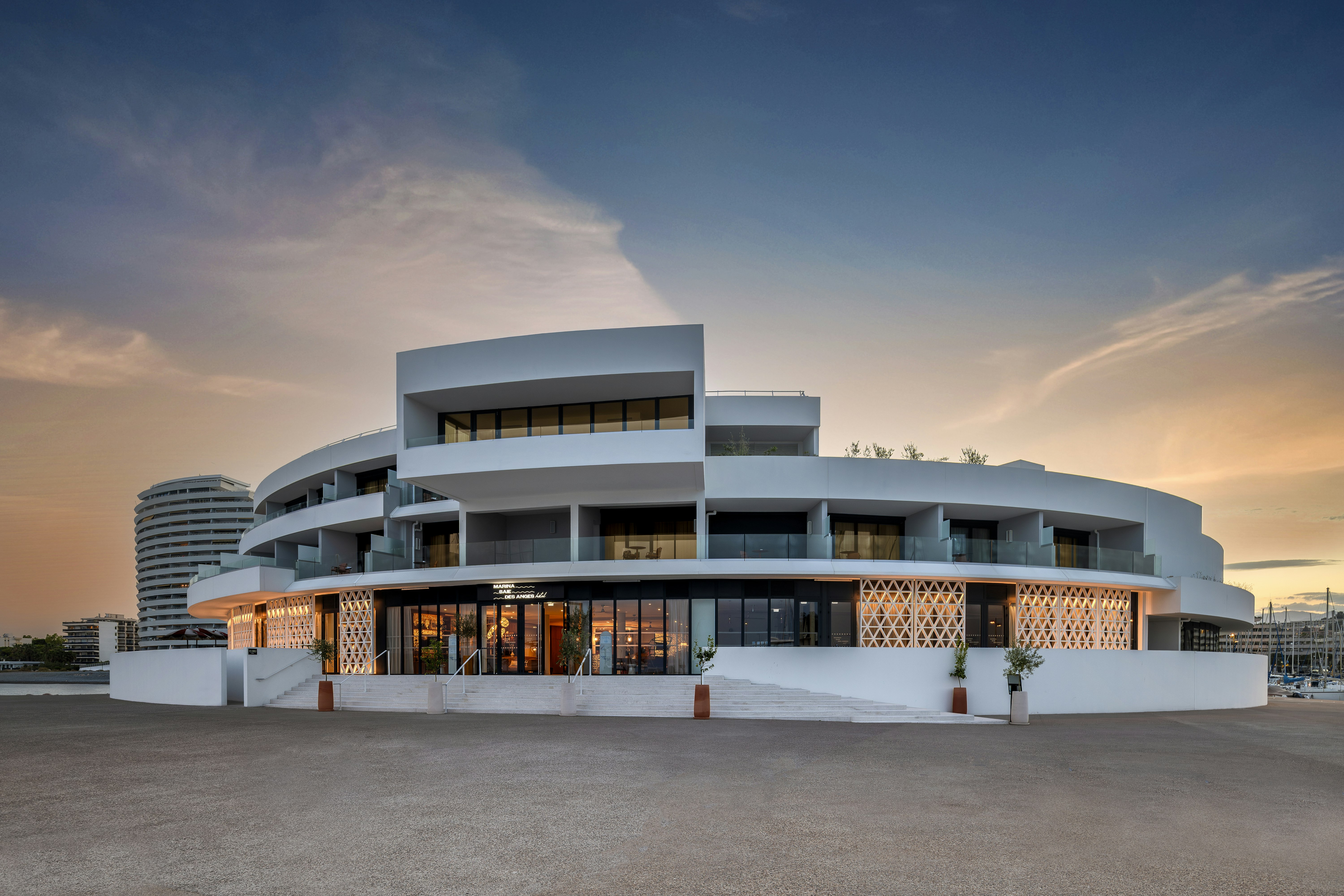 Marina Bay Riviera Hotel, Curio Collection by Hilton 2/54