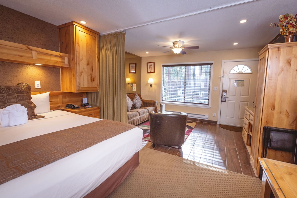 DELUXE, STUDIO, QUEEN BED, SOFA