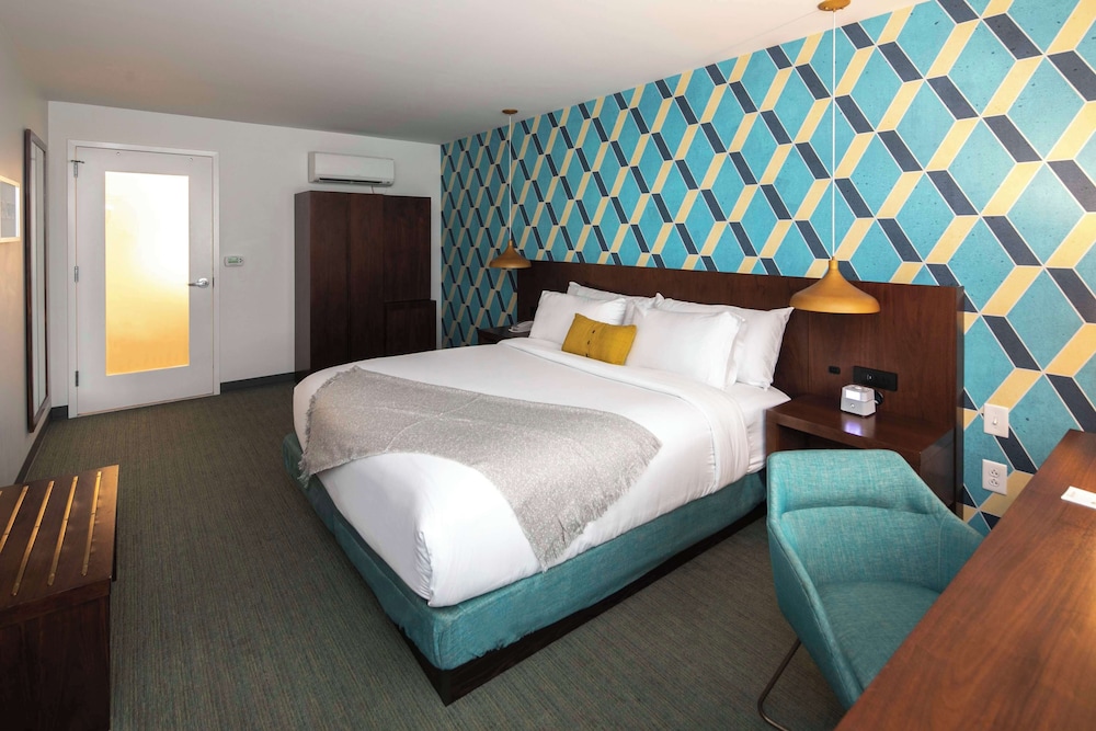 INTERIOR, KING BED