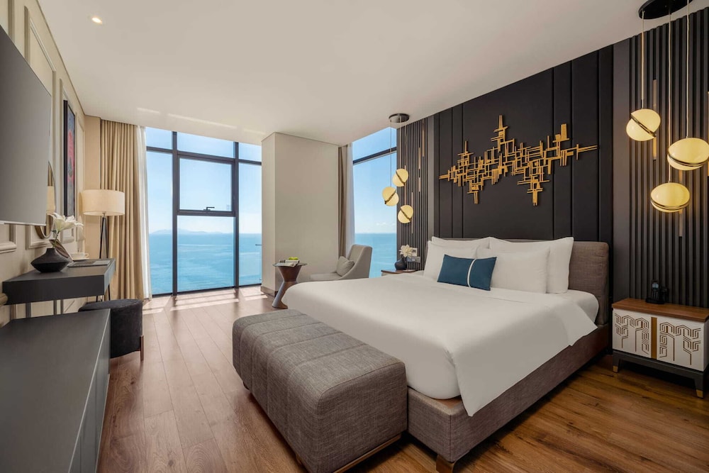 Peninsula, Suite, Twin Beds, King Bed