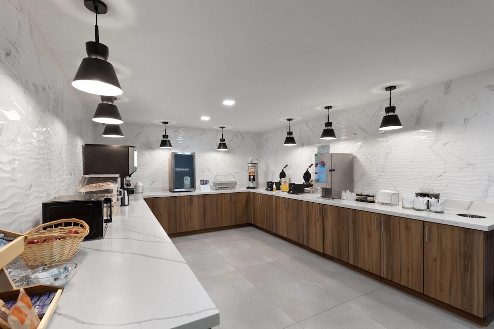 Hawthorn Extended Stay by Wyndham Springdale 16/34