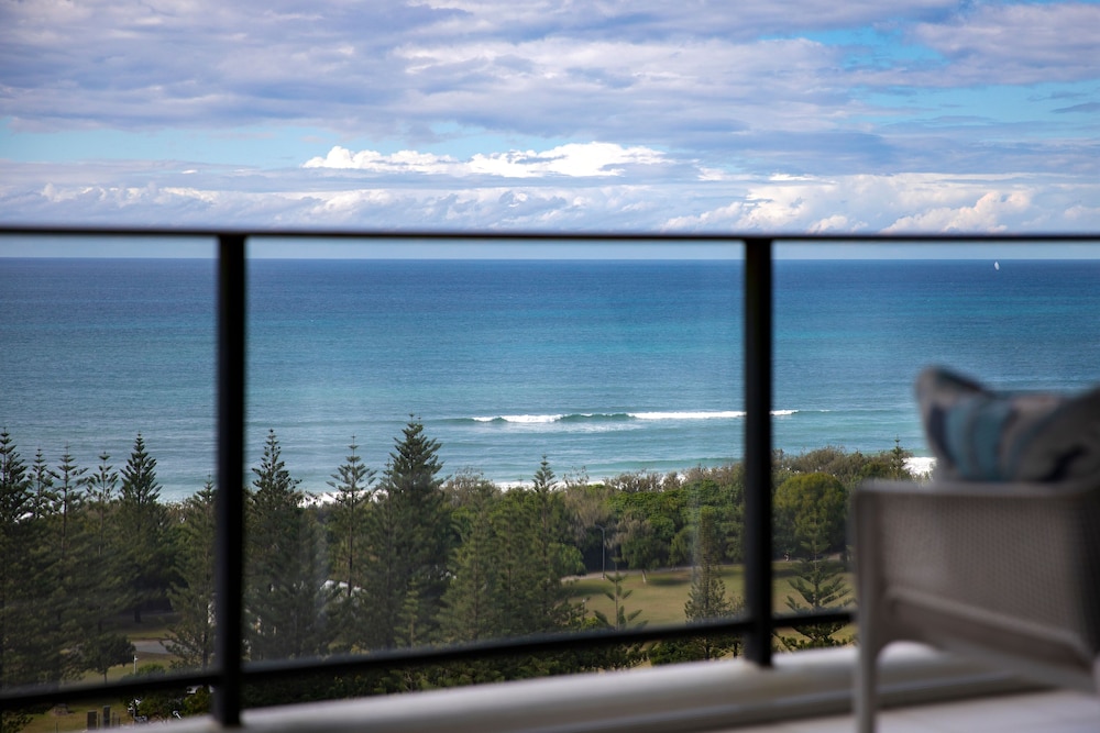 Ultra Broadbeach 65/72