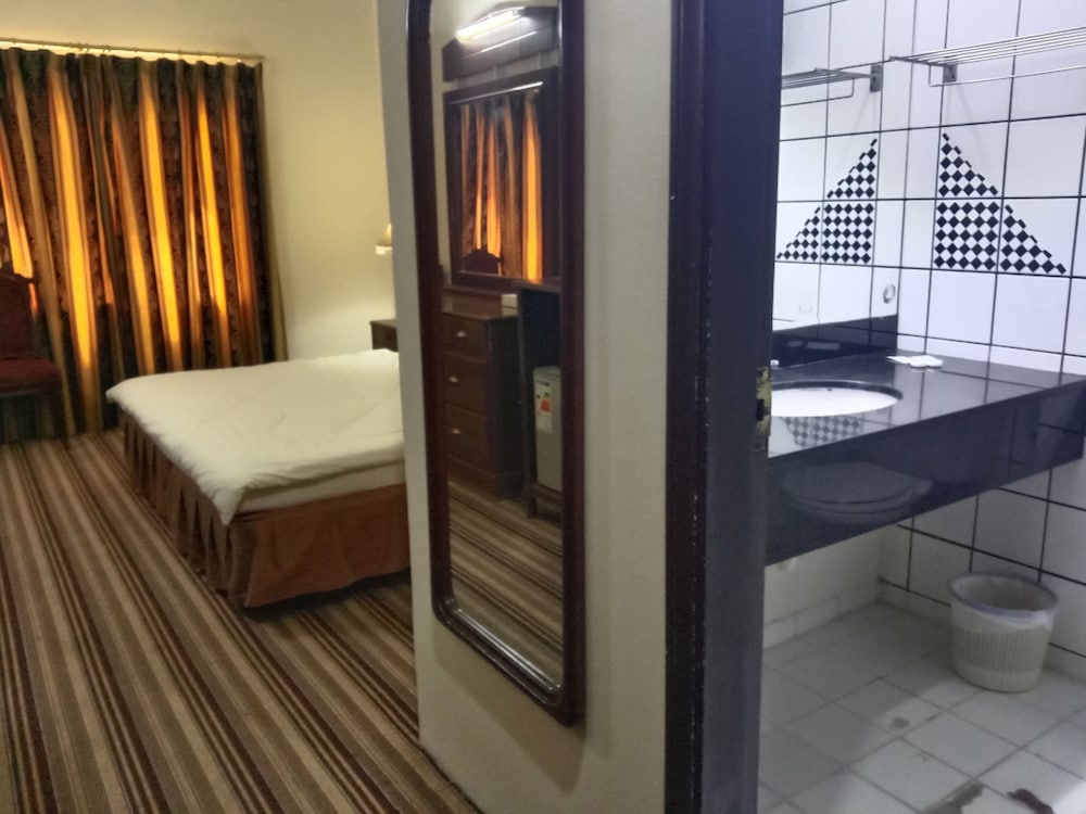 Al Commodore Hotel 17/40