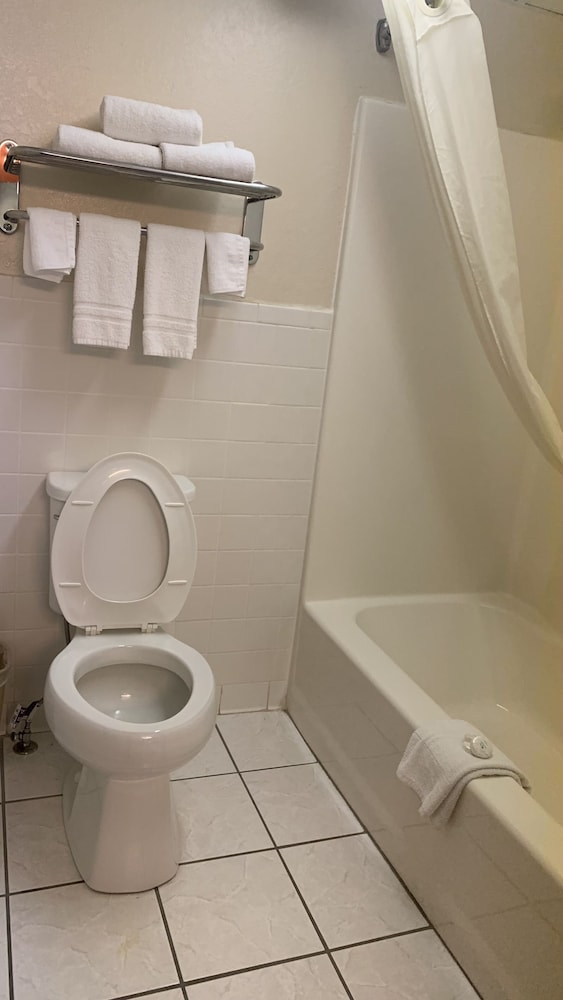 Regency Inn And Suites 48/51