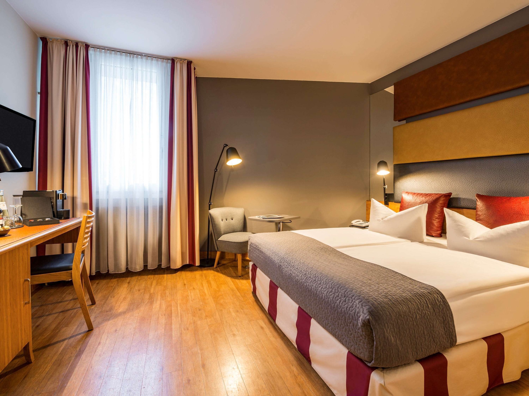 SUPERIOR, QUEEN BED
