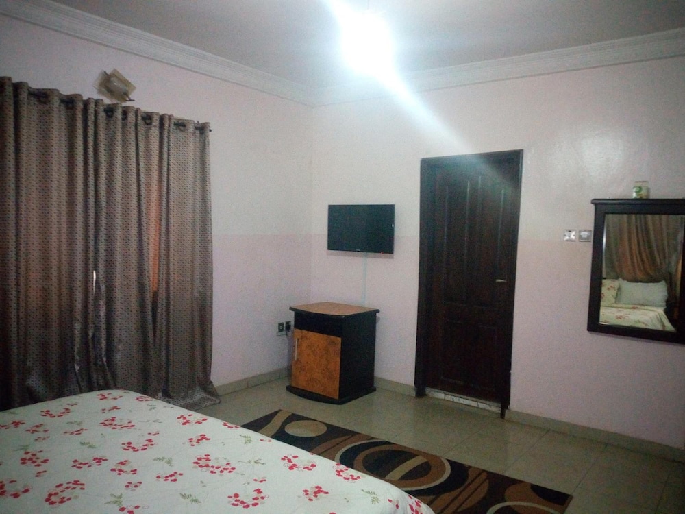 Bayse One Executive Suites And Bar 14/17