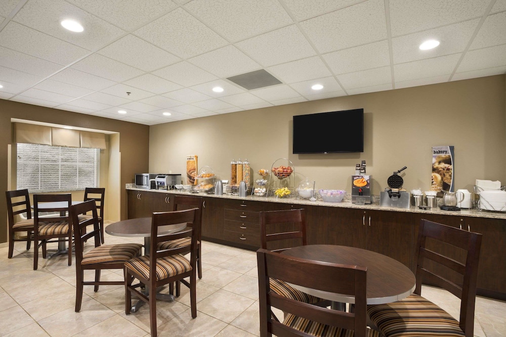 Microtel Inn Suites By Wyndham Cambridge 25/31