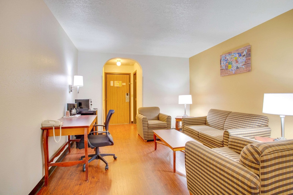 Econo Lodge Inn and Suites Albuquerque East I-40 Eubank Exit 25/37