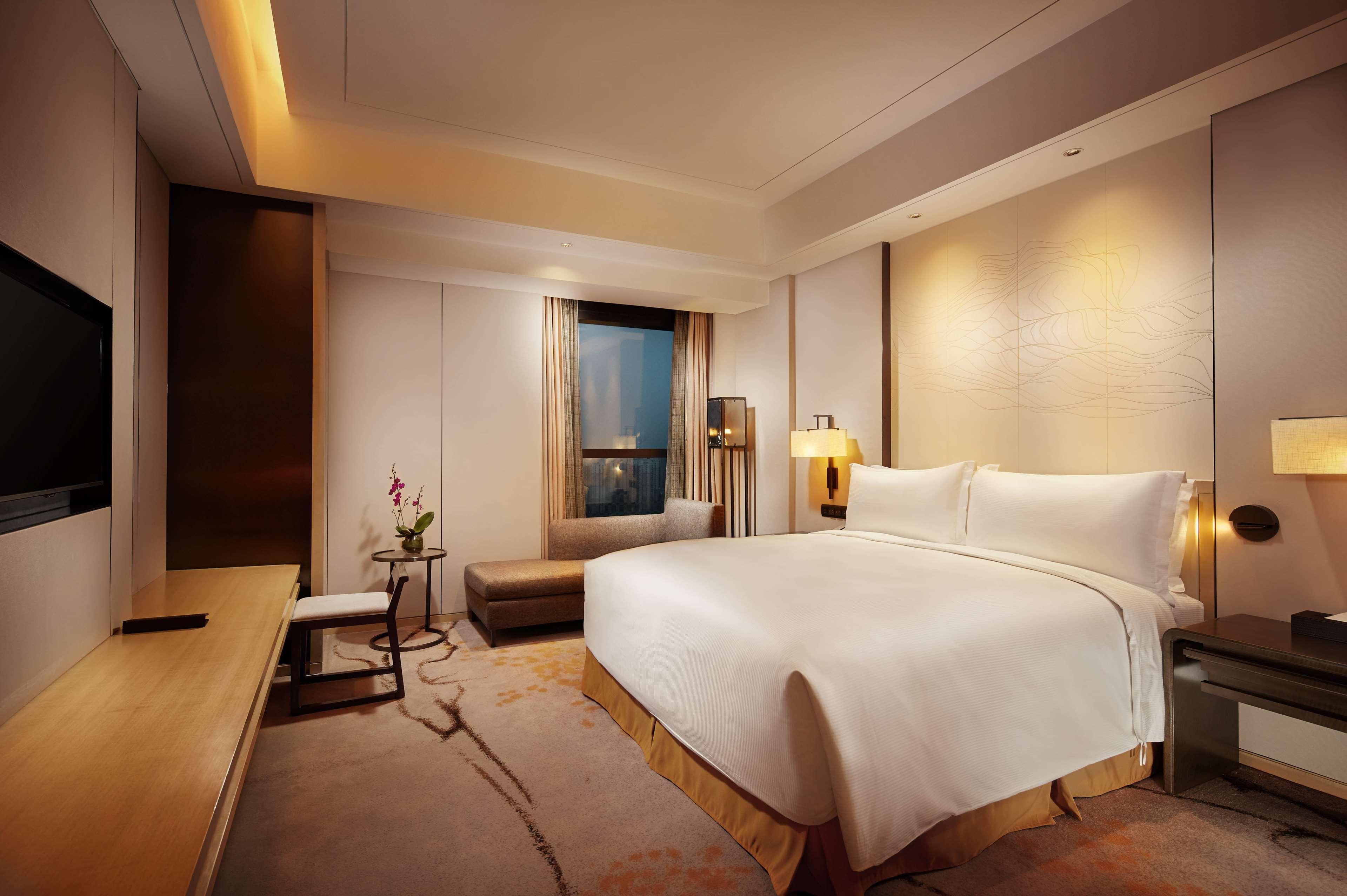 DELUXE, KING BED