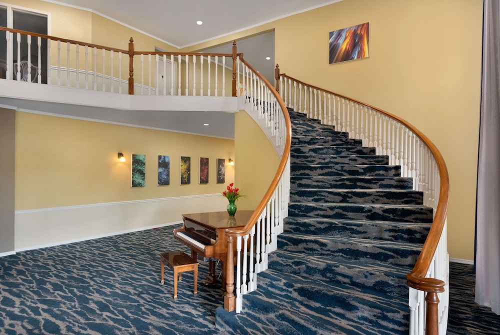 Days Inn & Suites by Wyndham Sikeston 12/51