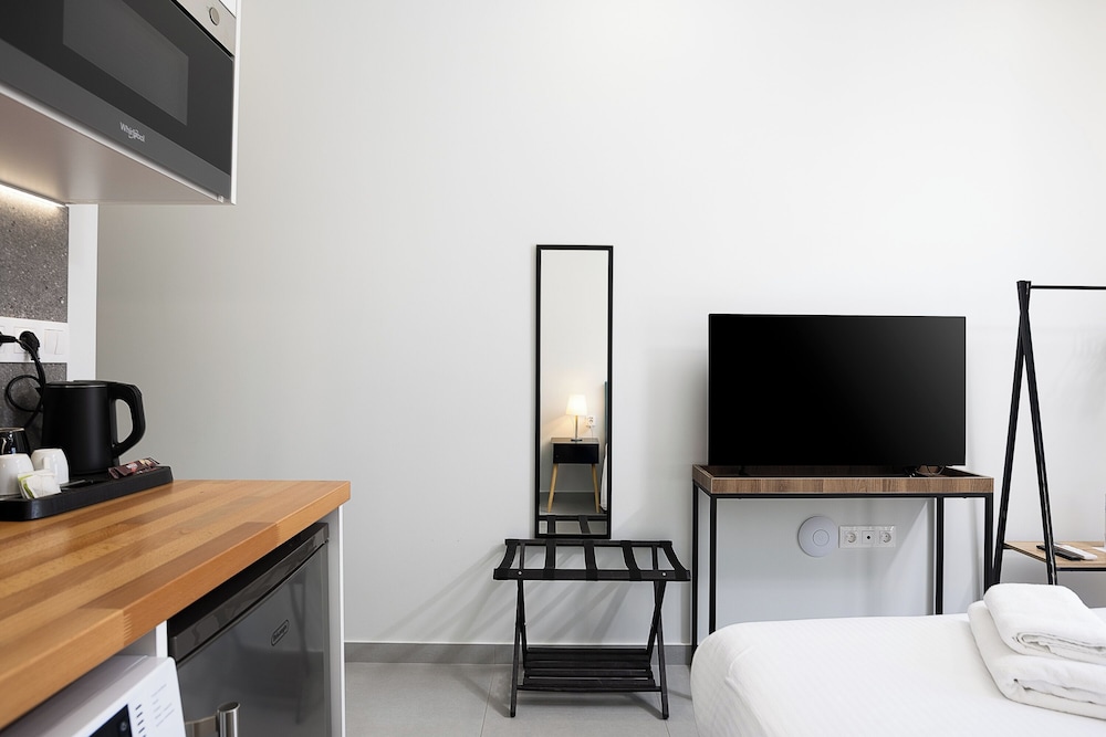 The Omnia Collection Pagrati 50/60