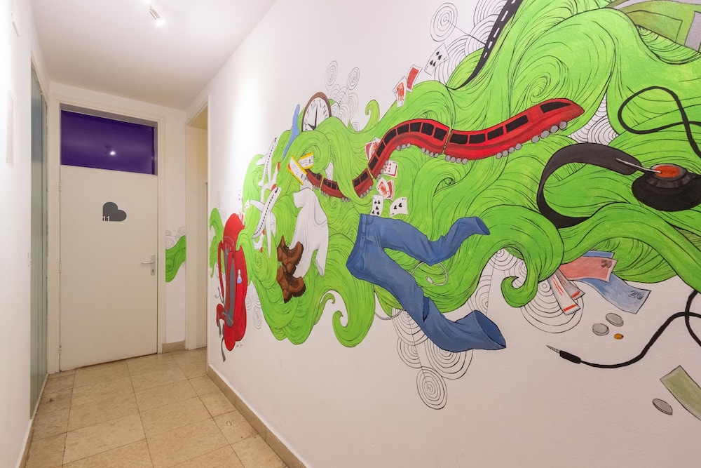 Whole Wide World Hostel & Bar 28/50