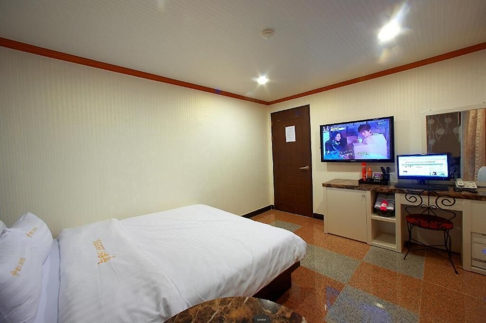 Hotel New World 14/49