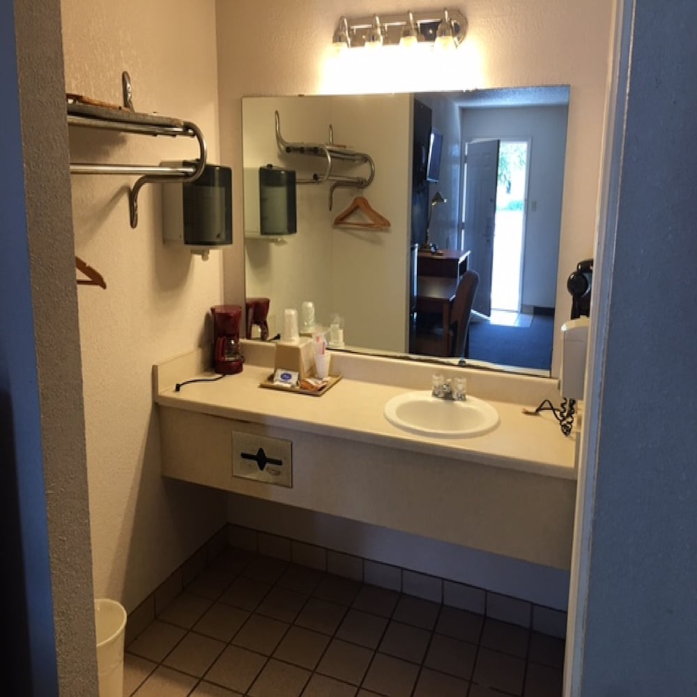 Executive Inn Hebbronville 42/43