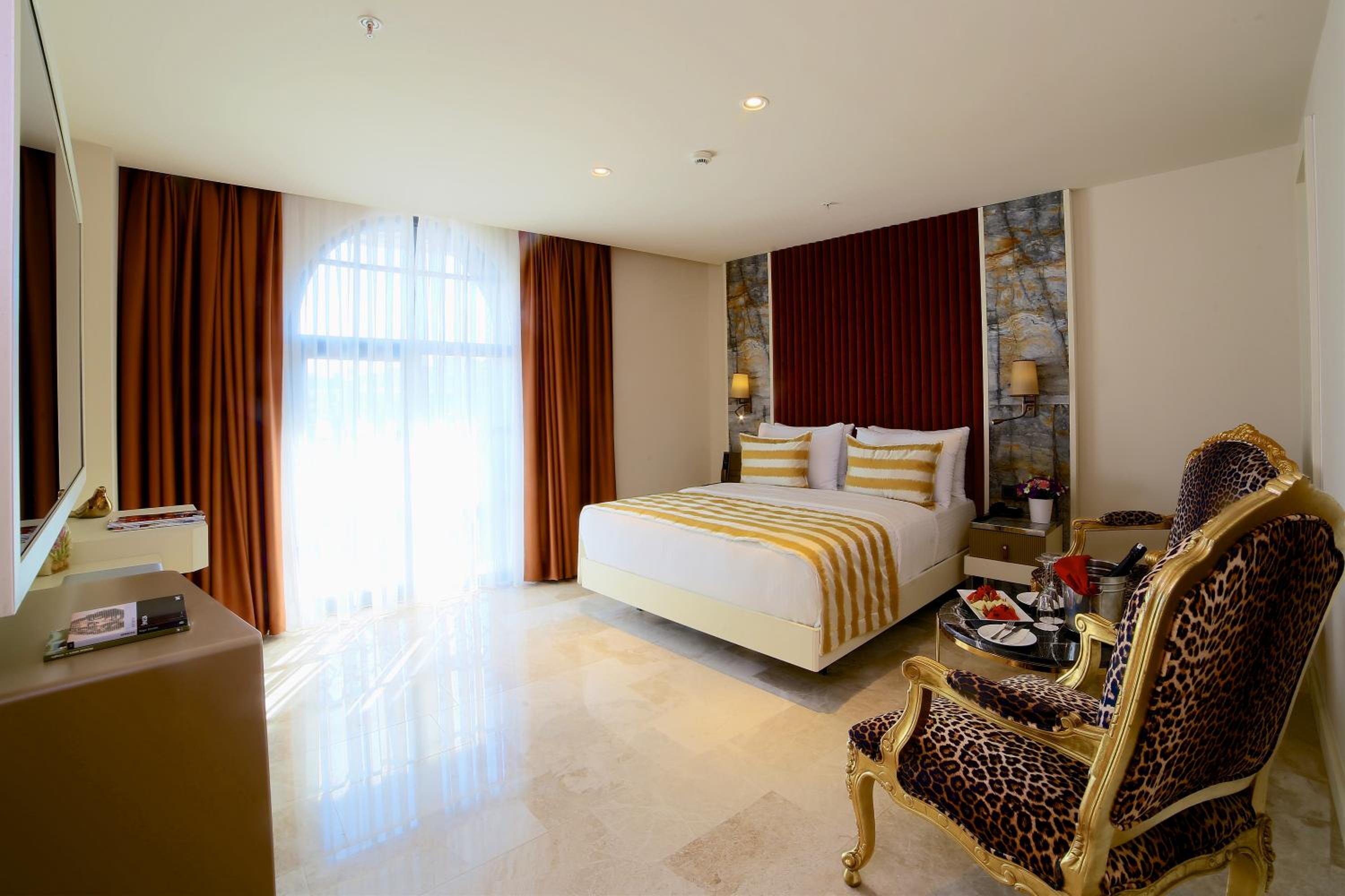 Junior Suite, Queen Bed, Sofa, Icon Hotel Taksim 2/4