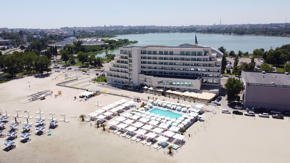 Malibu Hotel 1/50