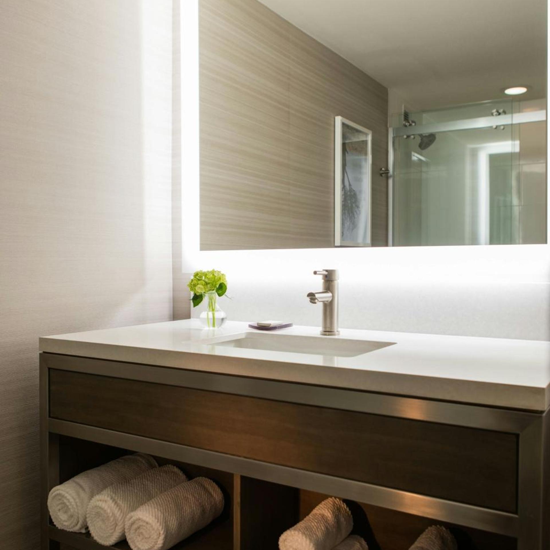 غرفة تنفيذية ركنية بسرير كينج مع أريكة في طابق مرتفع، Renaissance Waterford Oklahoma City Hotel 3/3
