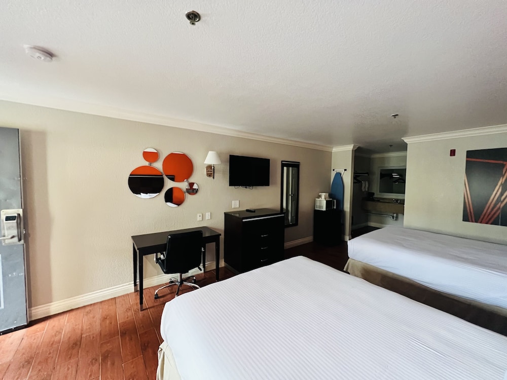 Signature, 2 Queen Beds