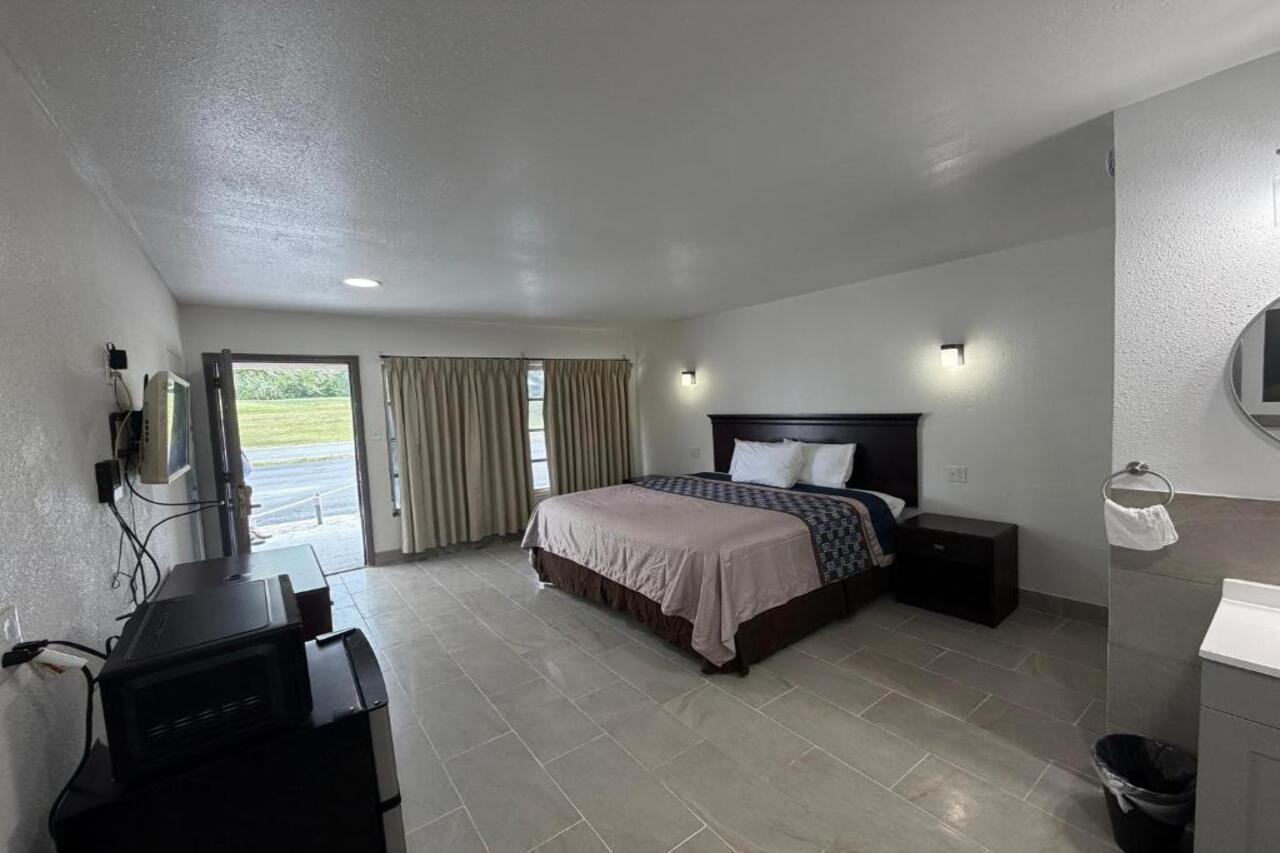 Friendship Inn Near Golf Course Ocala FL 10/14