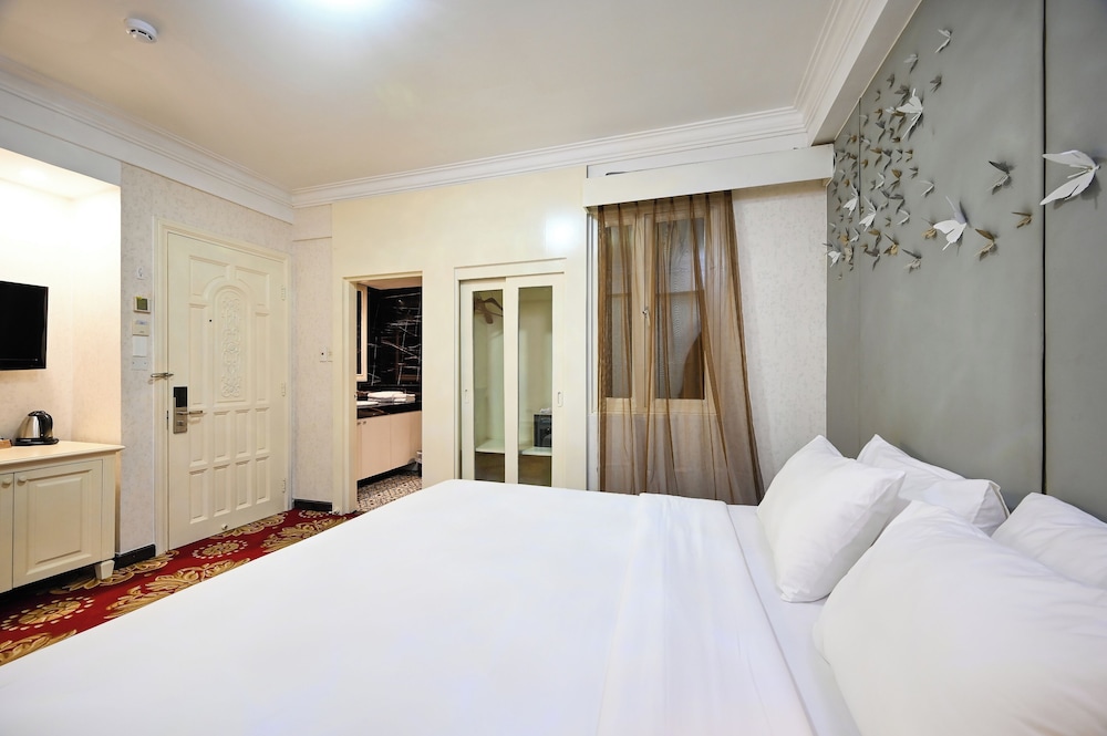 DELUXE, QUEEN BED, NO WINDOW