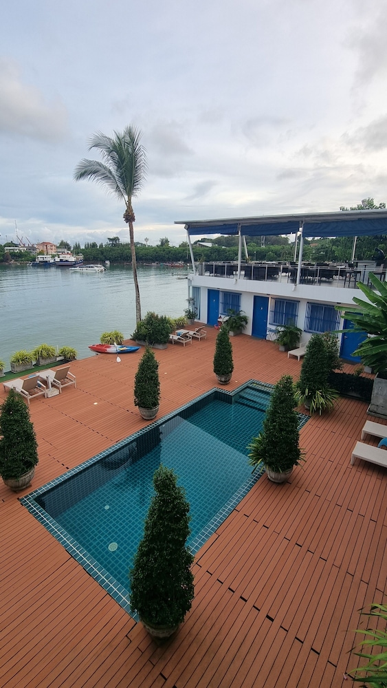 Phuket Boat Quay 28/50