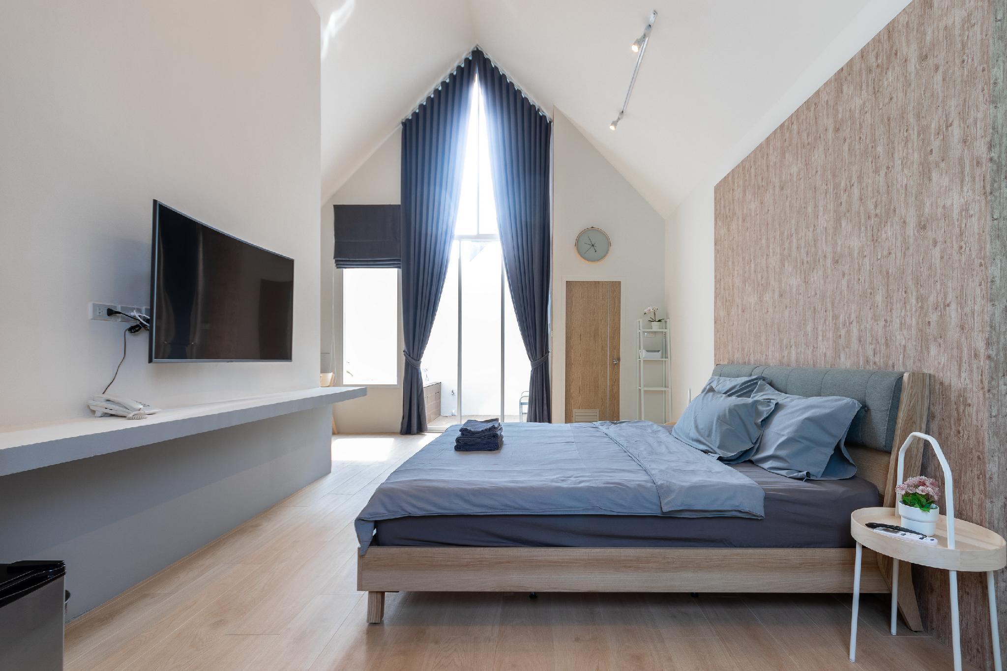 Sky, Suite, Queen Bed