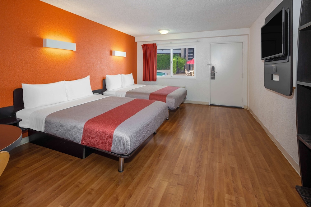 Motel6 Anaheim, CA - Maingate 19/58