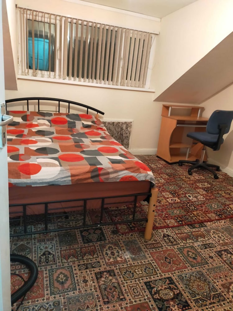 Paradise Apartment- Female Only 13/16