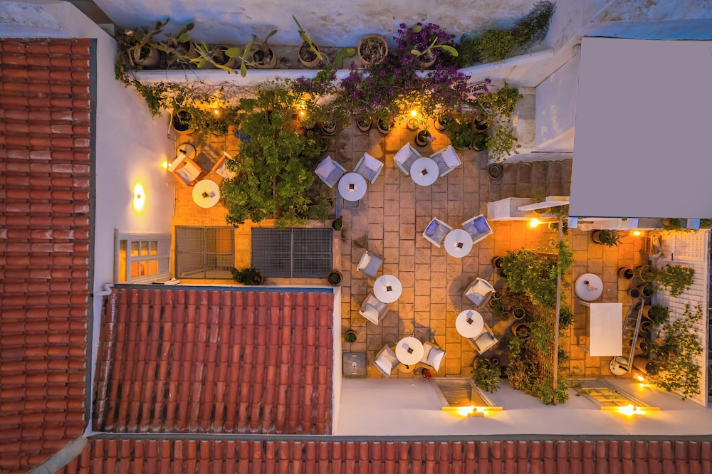 Hydra Hotel 3/53