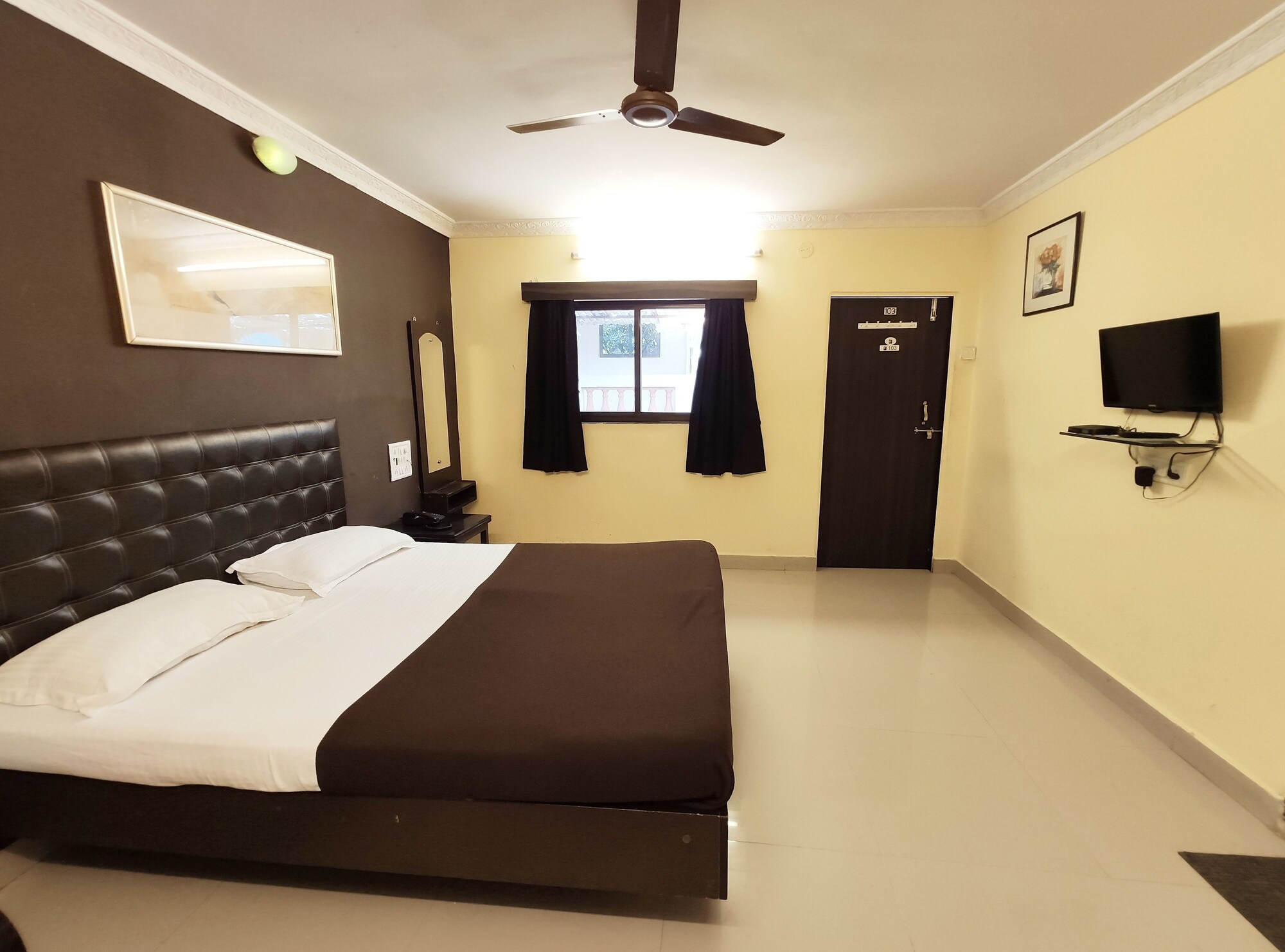 DELUXE, DOUBLE BED