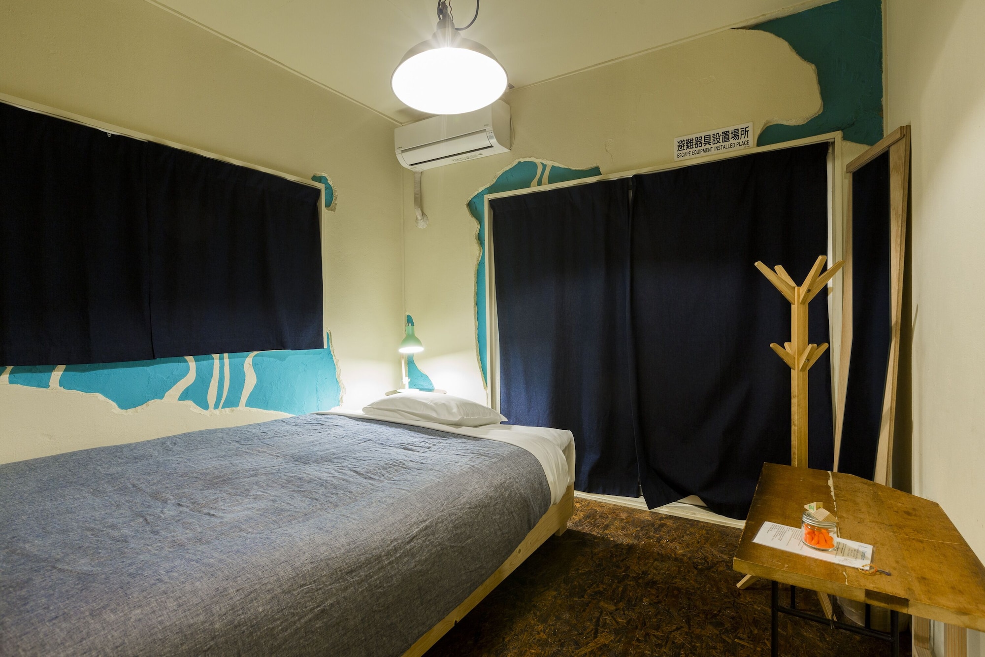 ROOM, SINGLE, SHARED BATHROOM