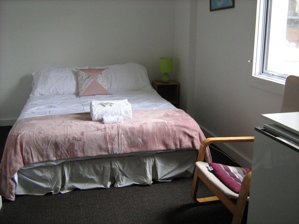 ROOM, QUEEN BED