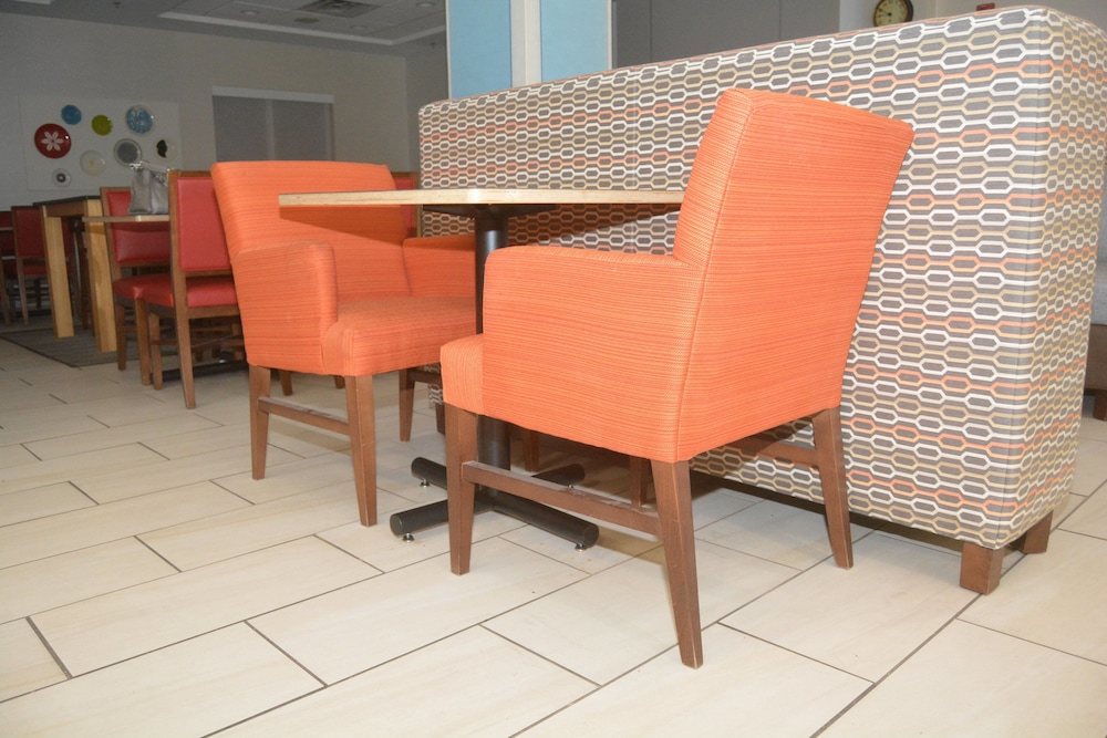 Holiday Inn Express Hotel Suites San Angelo 49/58